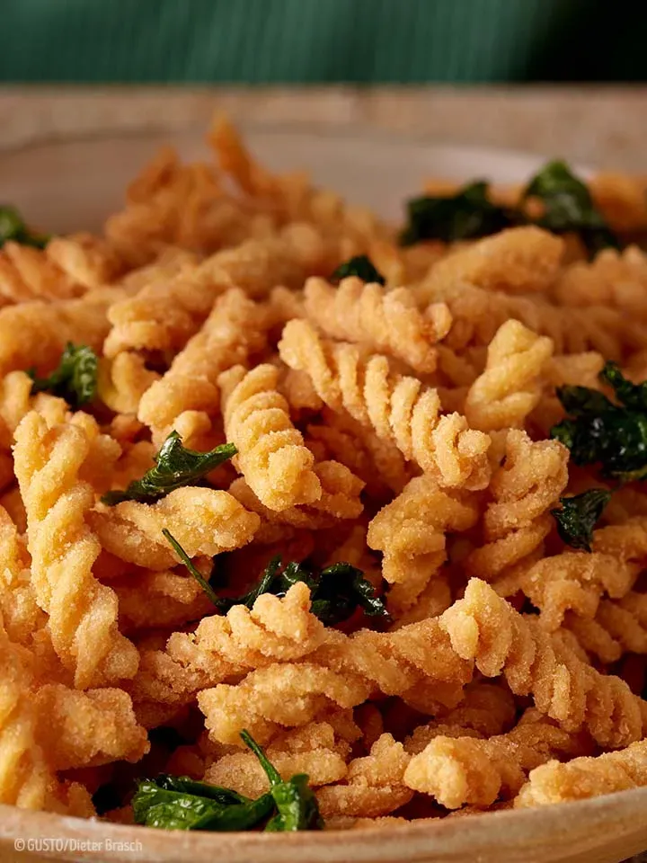 Knusprig frittierte Dralli mit Sauce tartare und grünen Kräutern in einer Schale