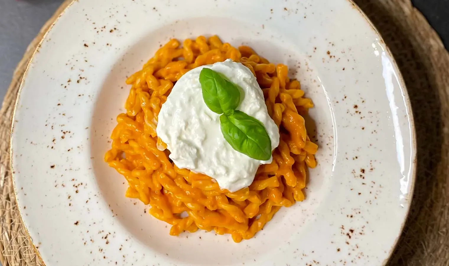 Nudeln mit cremiger Datterini-Tomatensauce und Burrata
