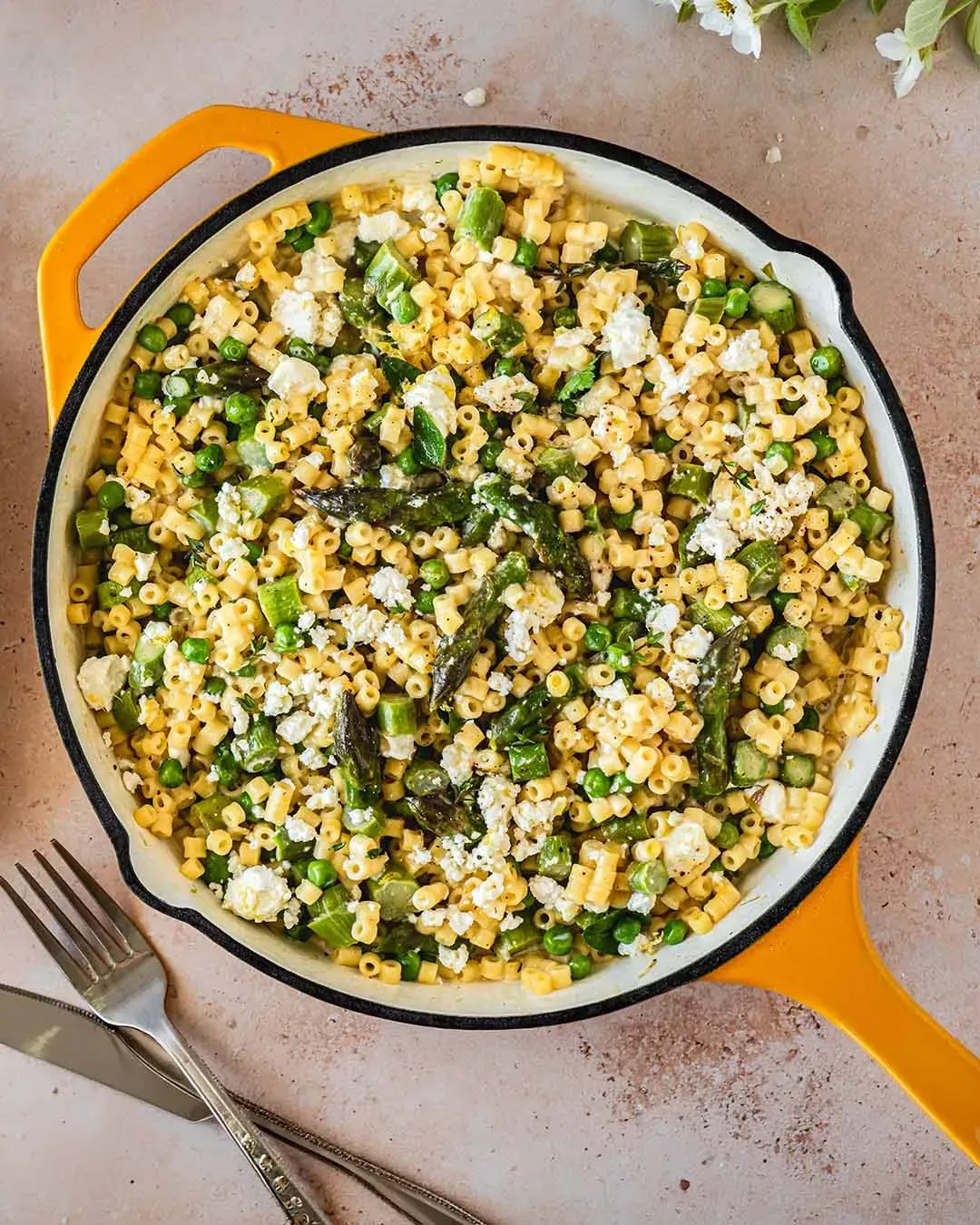 Aufsicht auf die fertige One-Pot Spargel-Nudel-Pfanne mit Ringerl, Erbsen und zerbröseltem Feta