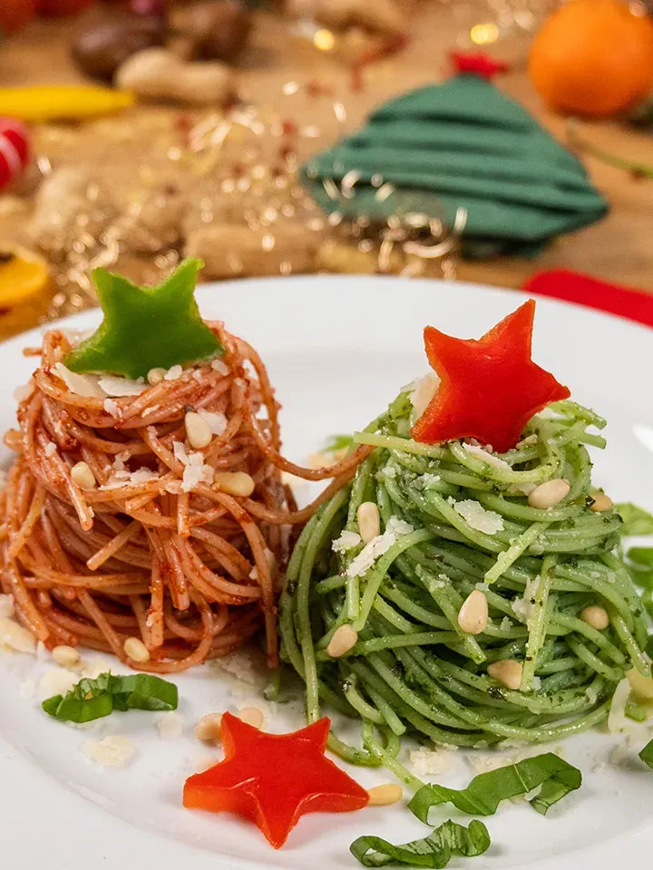 Spaghetti-Pesto-Bäumchen: zwei Türmchen aus roten und grünen Spaghetti mit Paprikasternen als Dekoration