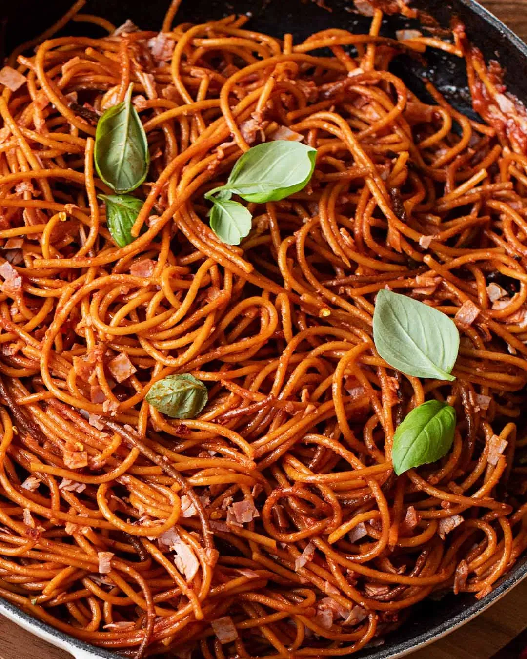 All-Assassina-Trendrezept: Pfanne mit gebratenen Spaghetti und Basilikumblättern