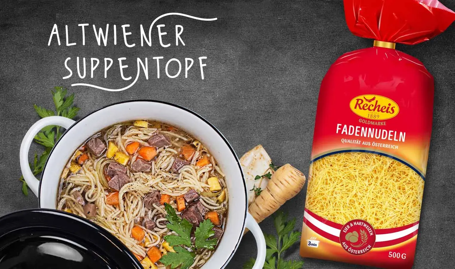 Altwiener Suppentopf mit Fadennudeln und Packung Fadennudeln auf dunklem Untergrund