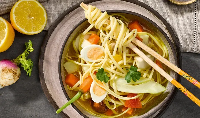 Asiatische Gemüsesuppe mit Linguine und Teriyaki Spießchen