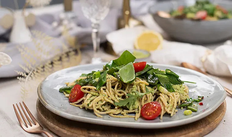Avocado Pesto mit Low Carb Spaghetti und gebratenen Bohnen