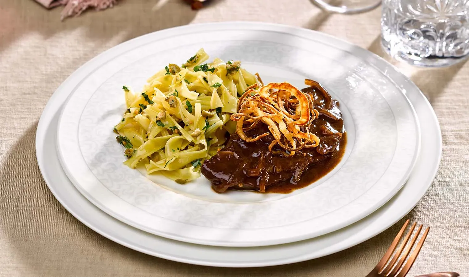 Bandnudeln in Kapern-Gremolata mit Feinspitz-Rostbraten und Röstzwiebeln