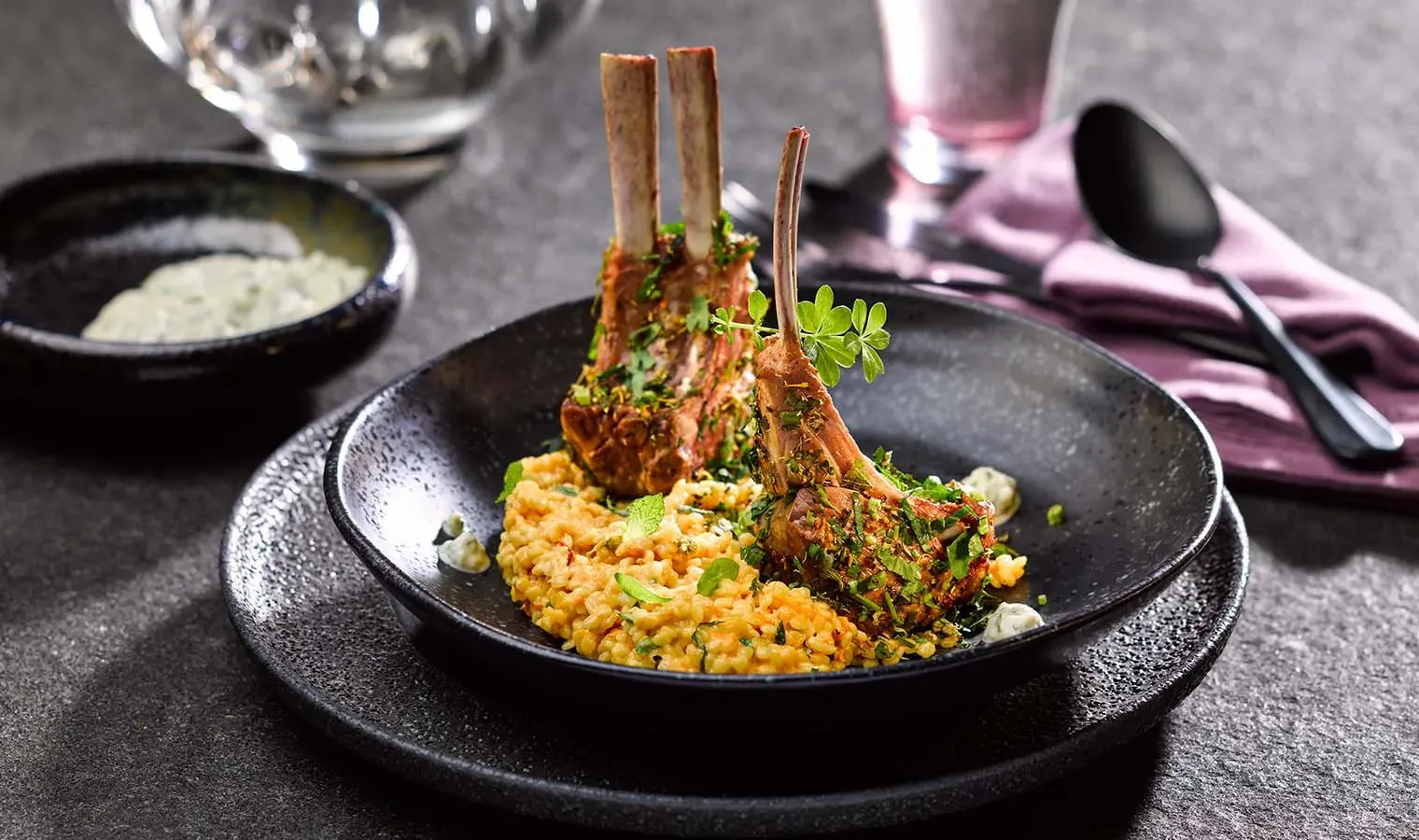 Berglamm-Kotelette im Kräutermantel auf „Red Curry“-Reibteigrisotto