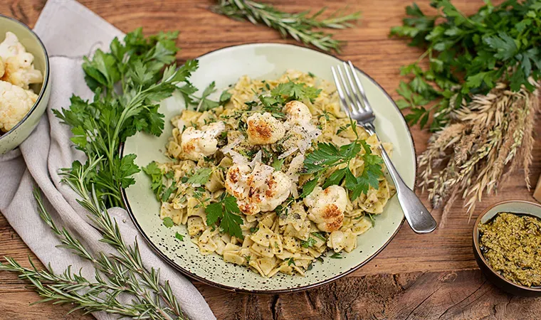 Fleckerl mit frischem Kräuterpesto und geröstetem Karfiol