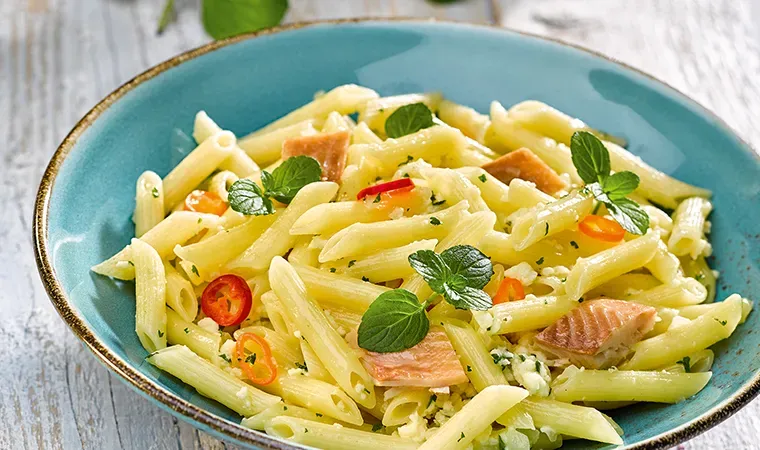 BIO Penne mit Zitronen-Minze-Sauce und Räucherforelle