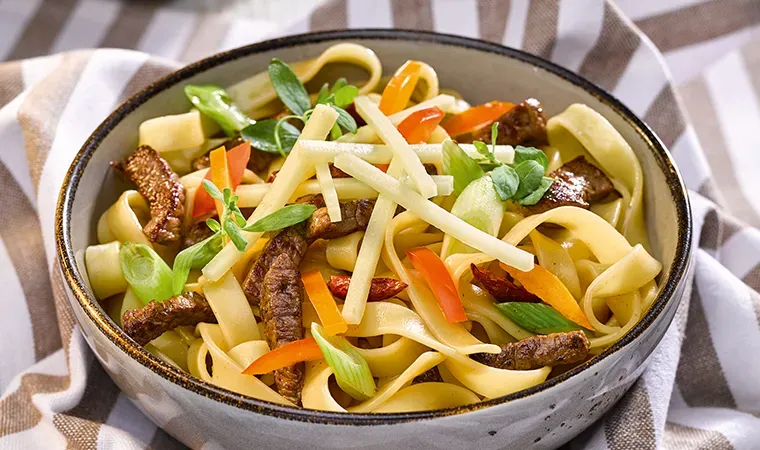 BIO Tagliatelle mit Rindfleisch und Frühlingszwiebeln