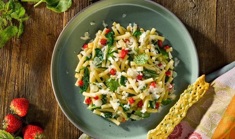 Brennessel-Maccaronelli mit Erdbeeren und Spargel