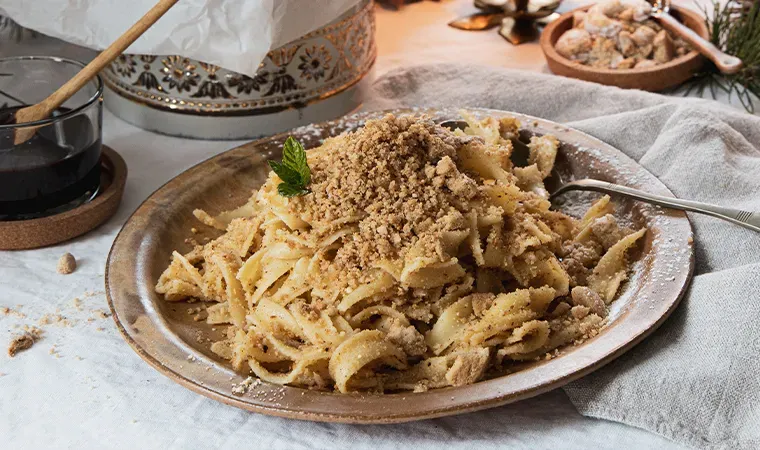 Bröselnudeln mit Schokoladensauce