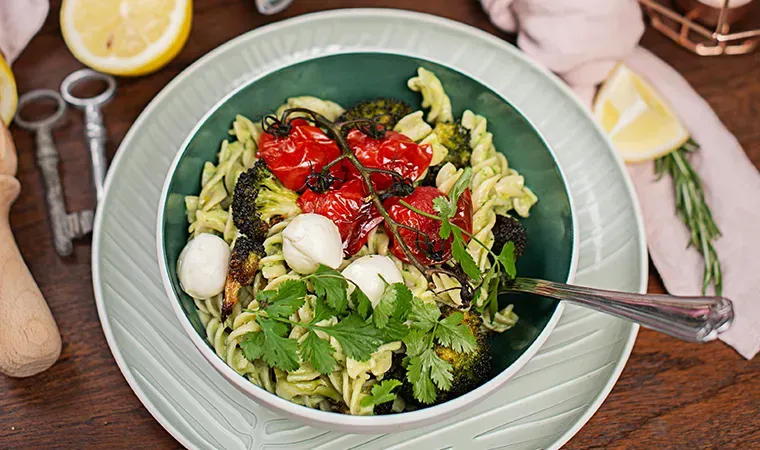Buddha Bowl mit Vollkornnudeln und Avocado-Buttermilch Sauce