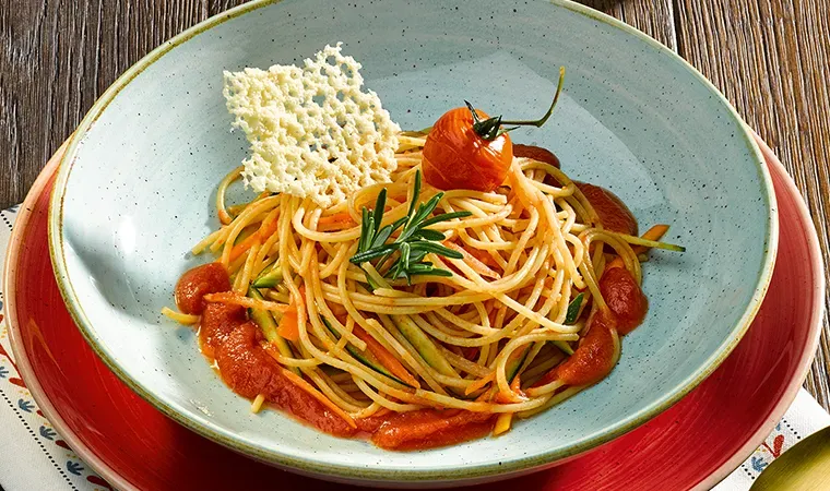 Bunte Vollkorn-Gemüsespaghetti mit Tomatensauce und Parmesanchips
