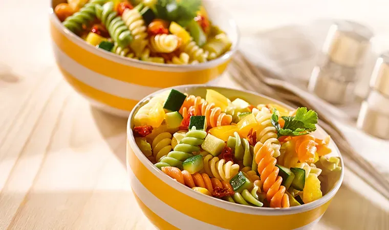 Bunter Nudelsalat mit Paprika und getrockneten Tomaten