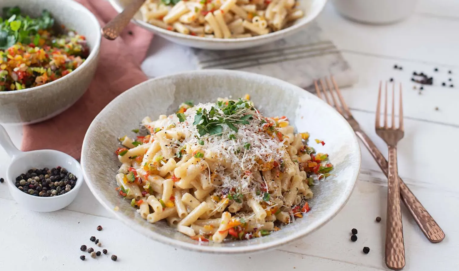Cacio e Pepe mit Paprikasalsa