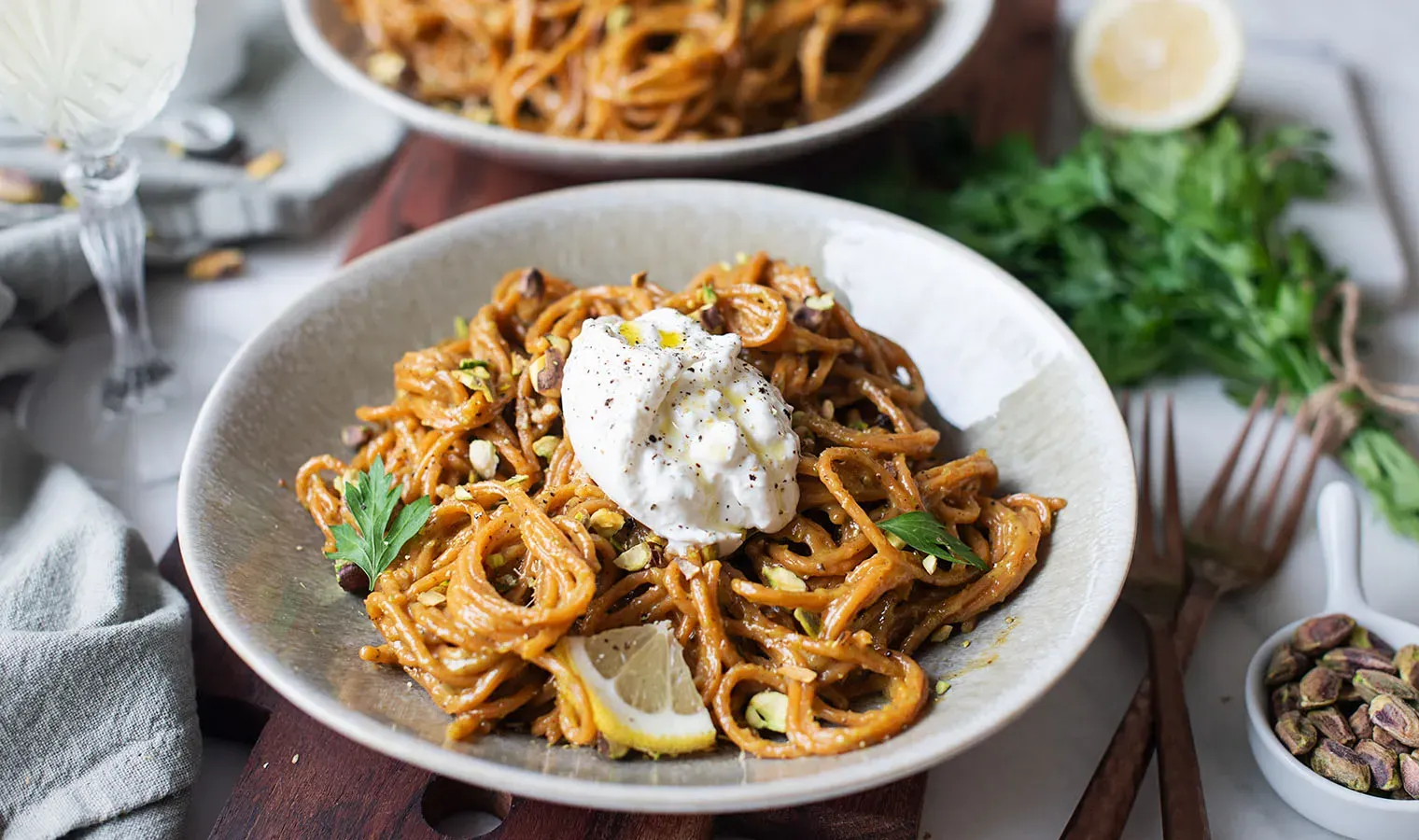 Chili Knoblauch Spaghetti mit cremiger Pistaziensauce und Burrata