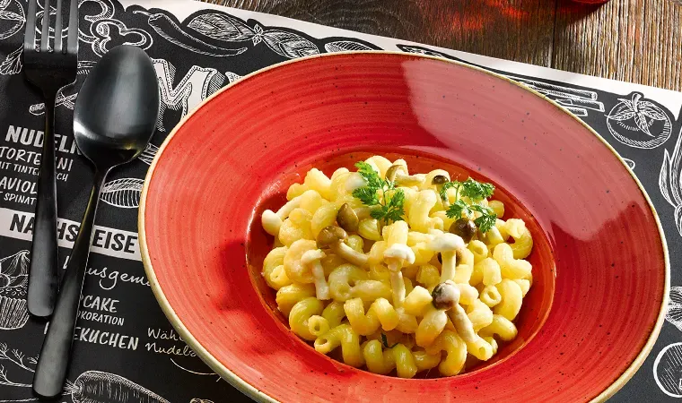Dinkel Hörnchen mit Parmesansauce & gebratenen Pilzen