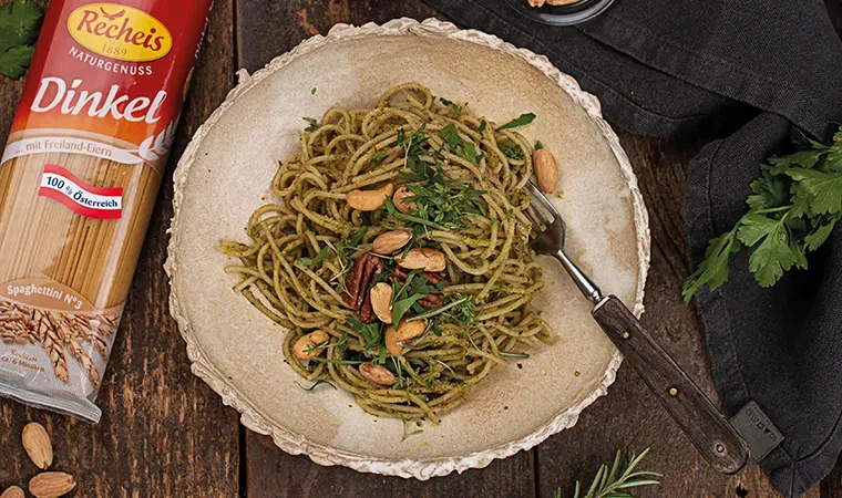 Dinkel Spaghettini mit Kräuter-Nuss Pesto