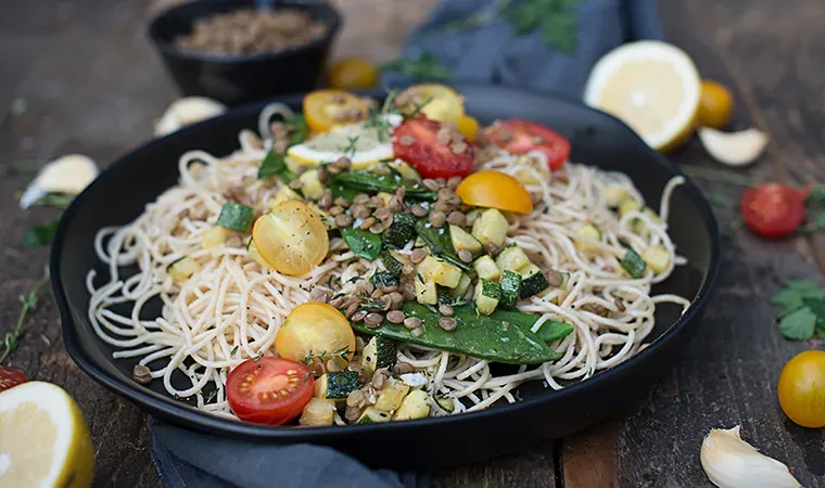 Dinkel Spaghettini mit Linsen und Sommergemüse