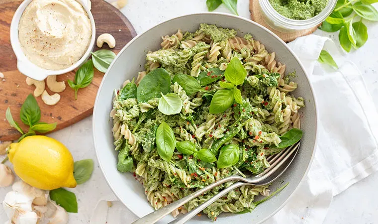 Nudeln mit Spinatpesto und Cashew-Ricotta