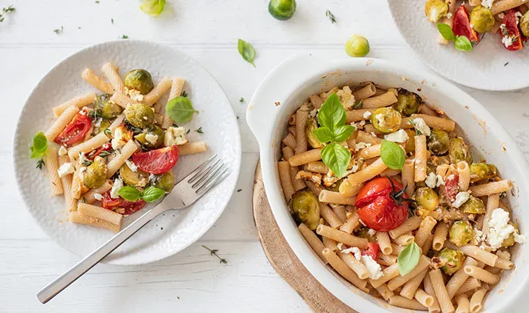 Makkaroni mit Kohlsprossen und Ofen-Feta