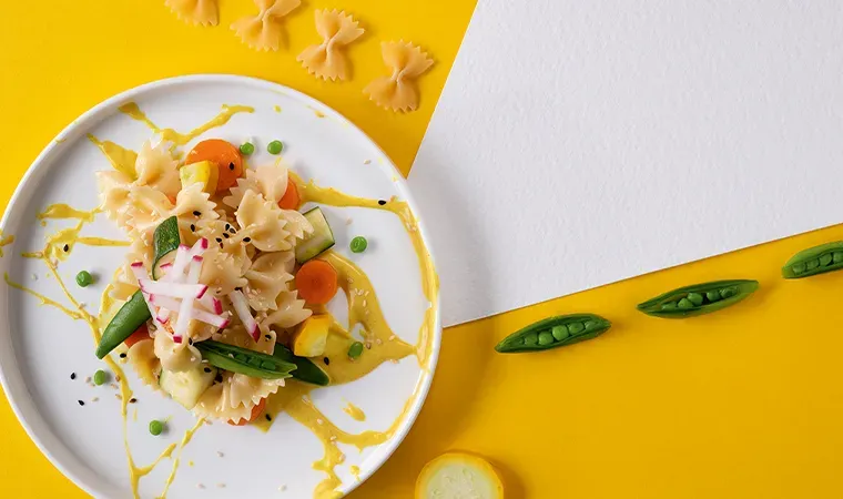 Vitale Farfalle mit glasiertem Gemüse, geröstetem Sesam und Kresse