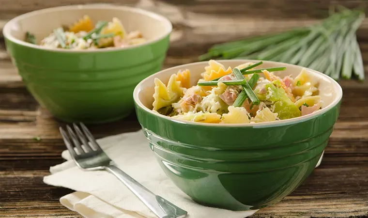 Farfalle Tricolore mit Kraut, Käse und Schinken