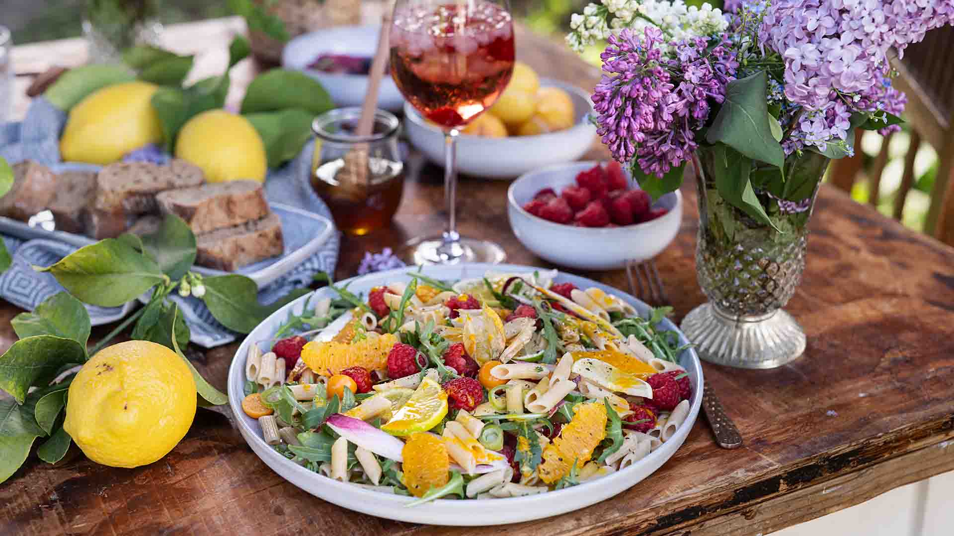 Fruchtig-frischer Vollkorn Nudelsalat mit Kurkuma-Dressing