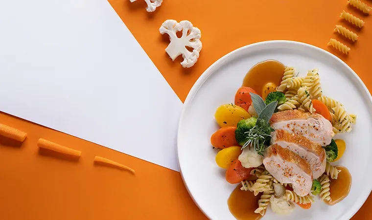 Exquisite Gemüsepfanne mit Fusilli und gebratener Hühnerbrust