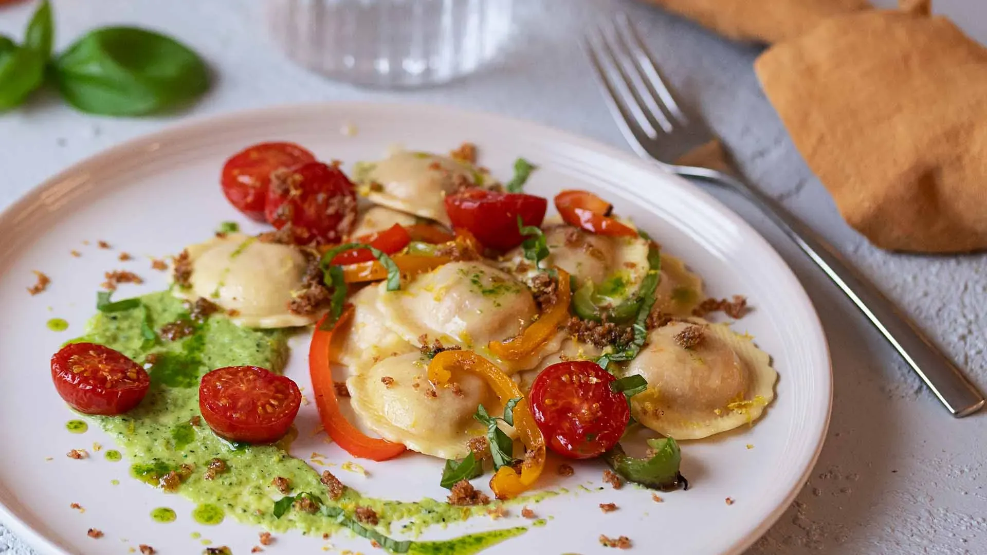 Fiori Peperonata mit Kirschtomaten und grüner Sauce, mit Kräutern garniert, Gastrogericht