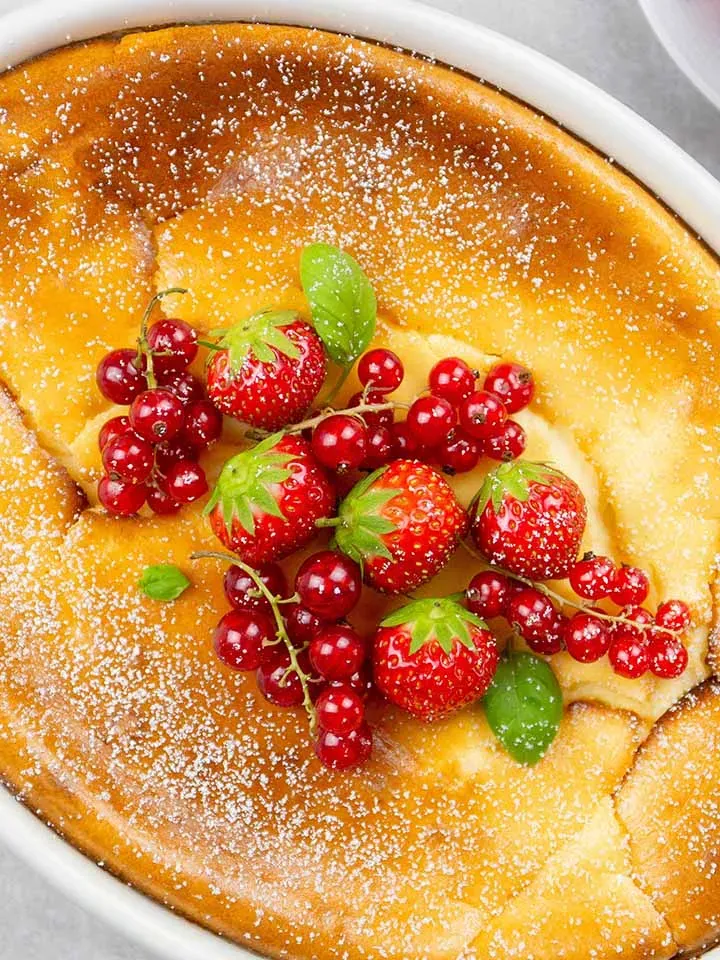 Grießauflauf mit Beeren, mit Erdbeeren und roten Johannisbeeren garniert, Gastrorezept