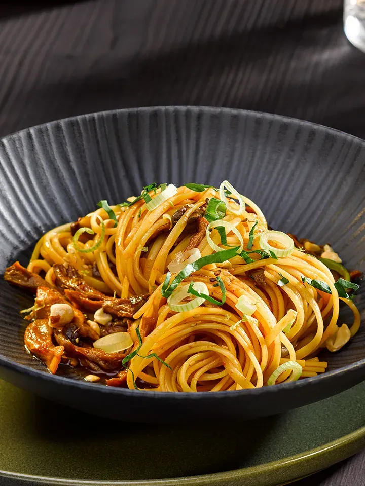 Pulled-Pilz-Linguine mit Erdnüssen: Spaghetti mit Pilzen und Frühlingszwiebeln, garniert