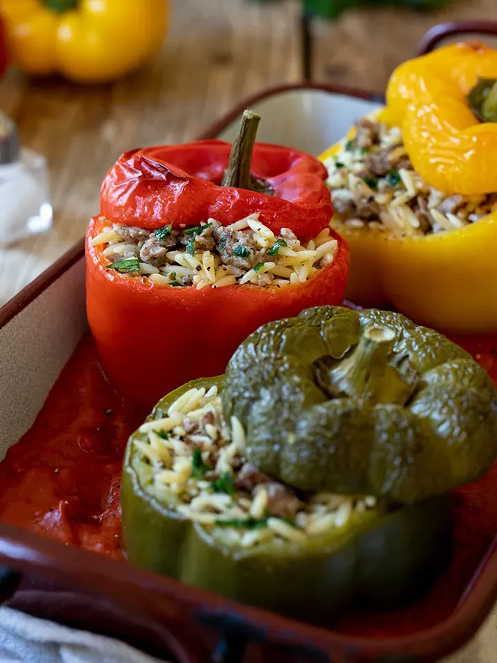 Gefüllte Paprika mit Nudeln, Reis und Hackfleisch in einer Auflaufform
