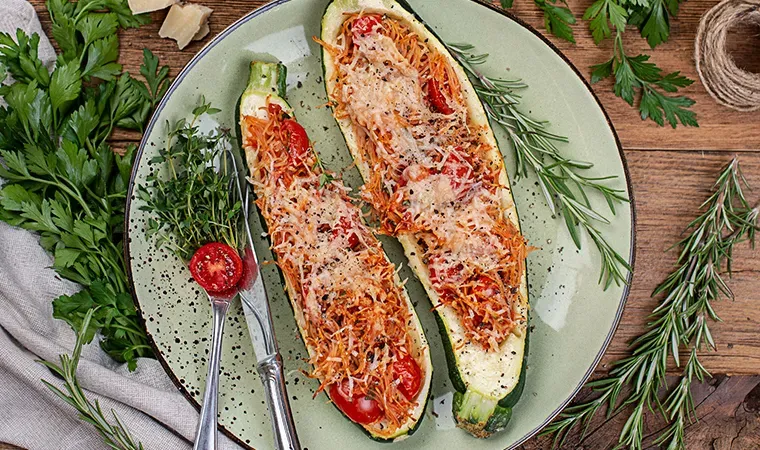 Gefüllte Zucchinischiffchen mit Dinkel Suppennudeln