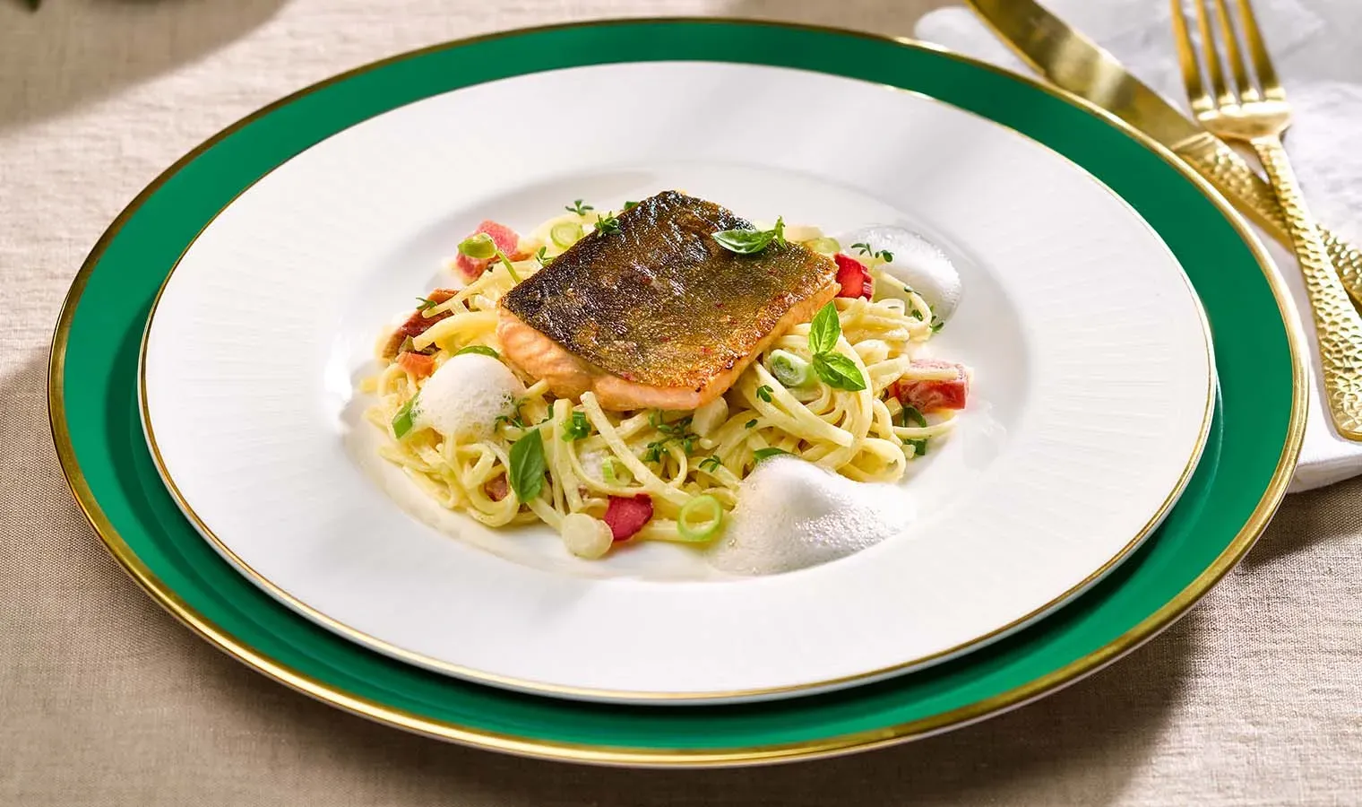 Geschmolzenes Saiblingsfilet auf Hausmacher-Spargel-Rhabarber-Nest