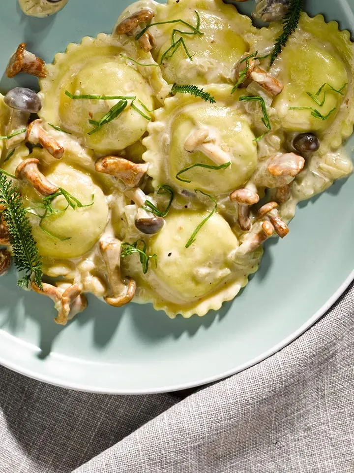 Girasoli mit Steinpilz in cremiger Pilzsauce, mit Kräutern garniert