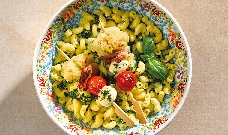 Glutenfreie Hörnchen mit jungem Blattspinat und geröstetem Blumenkohl