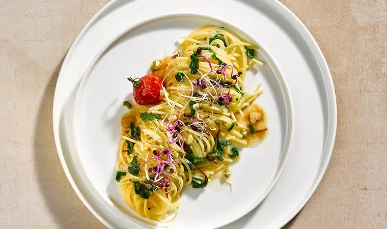 Glutenfrei Spaghetti mit Mangold, Kirschtomaten und Pinienkernen