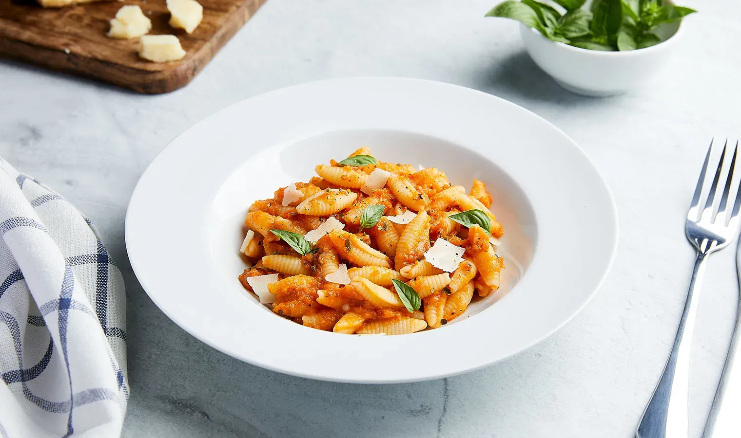 Bio Gnocchi Sardi mit reichhaltiger Tomatensauce auf geheimer Mission