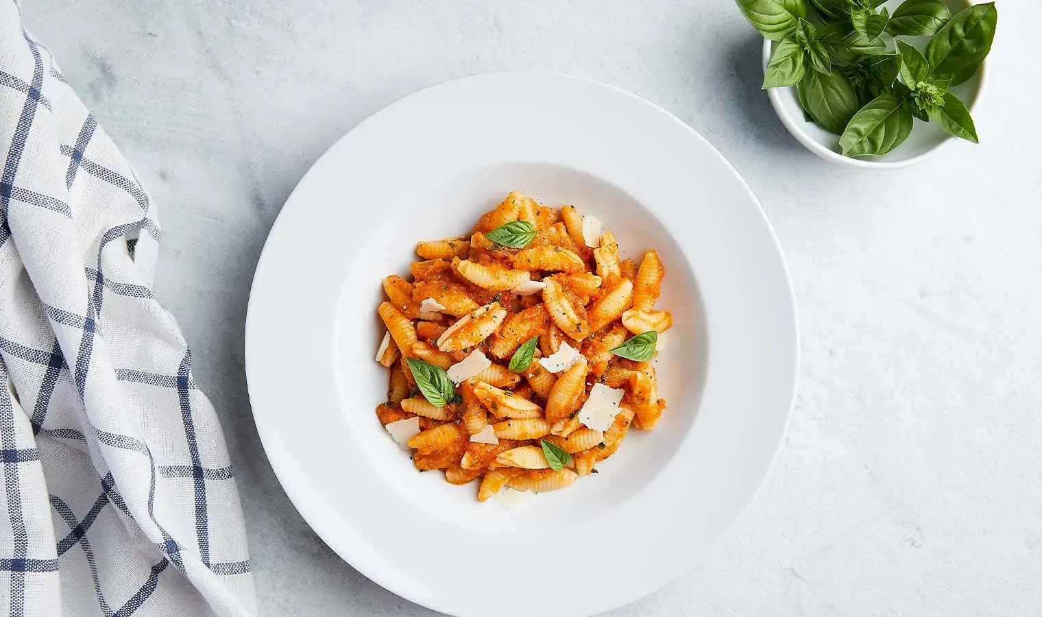 Gnocchi sardi mit Tomatensauce, Basilikum und Parmesan auf einem Teller, Aktion Geheime Mission