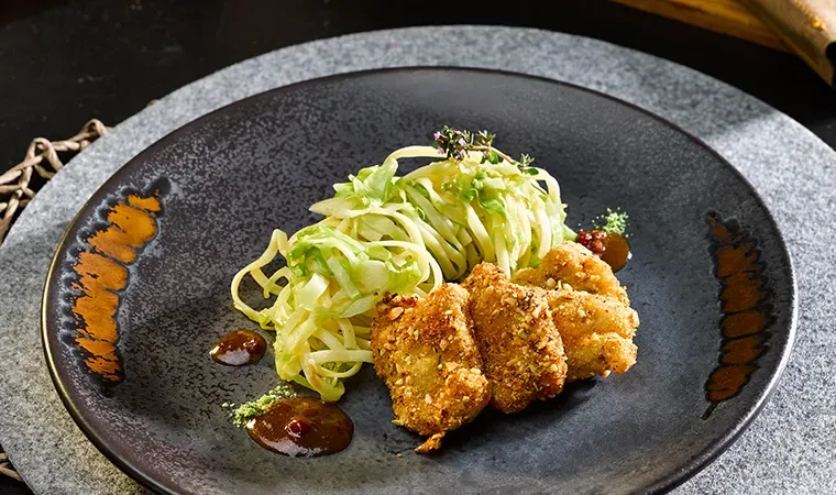 Hirschschnitzel auf Spitzkraut-Fettucine mit Preiselbeer-Wildjus