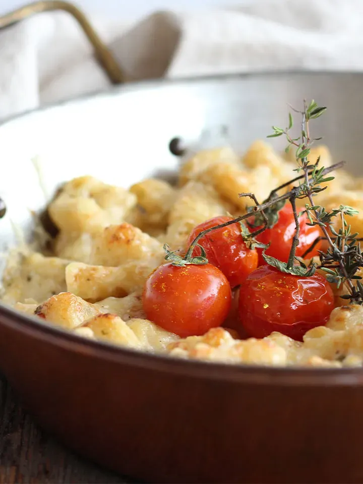 Käsenudeln mit Karfiol: überbackene Pasta mit Kirschtomaten und frischen Kräutern in einer Pfanne