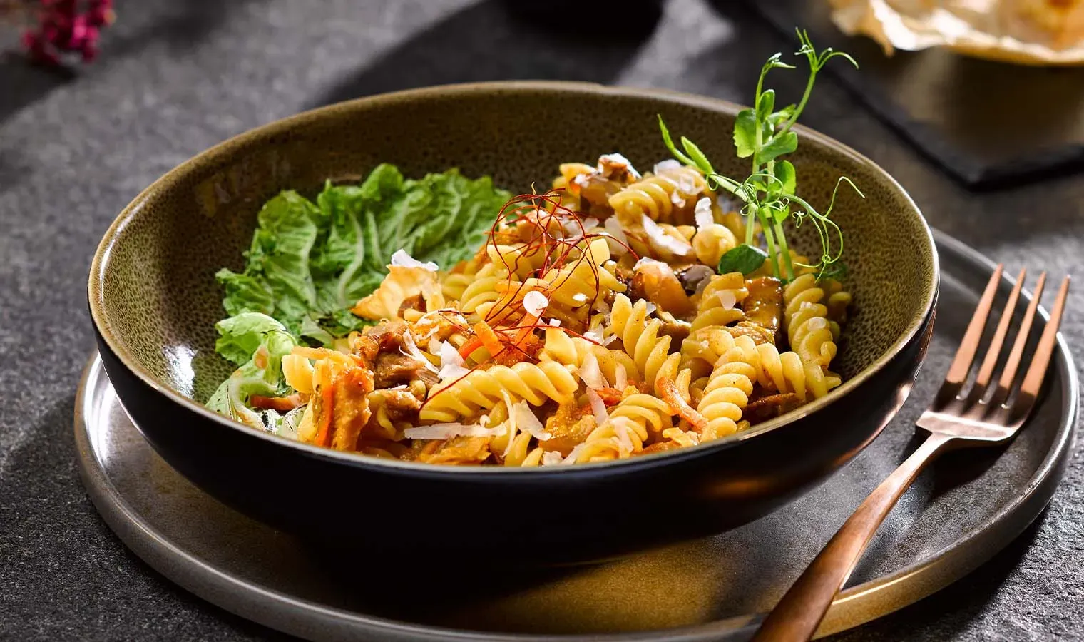 Kimchi Carbonara mit knusprig gegrilltem Schweinebauch