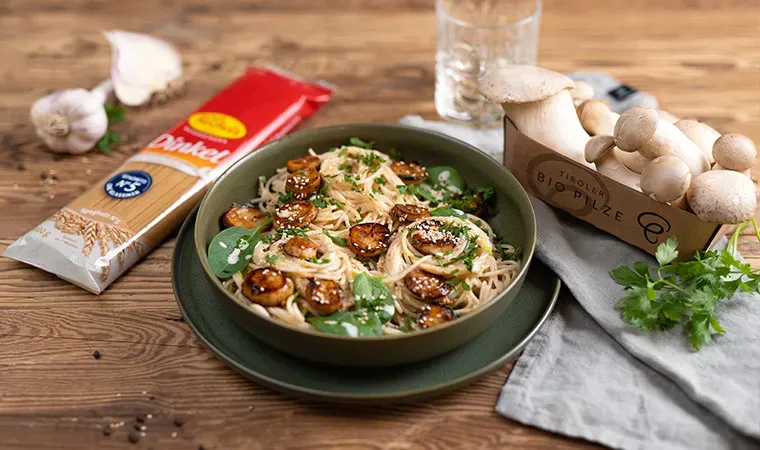 Vegane Jakobsmuscheln aus Kräuterseitlingen mit Tiroler Bio-Pilzen auf Spaghetti, Zutaten auf Holztisch