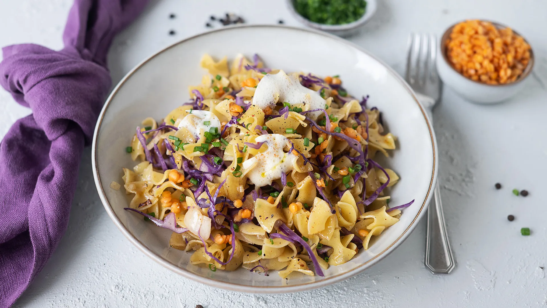 Krautfleckerl mit knusprigem Linsen-Crunch und Rauch-Espuma