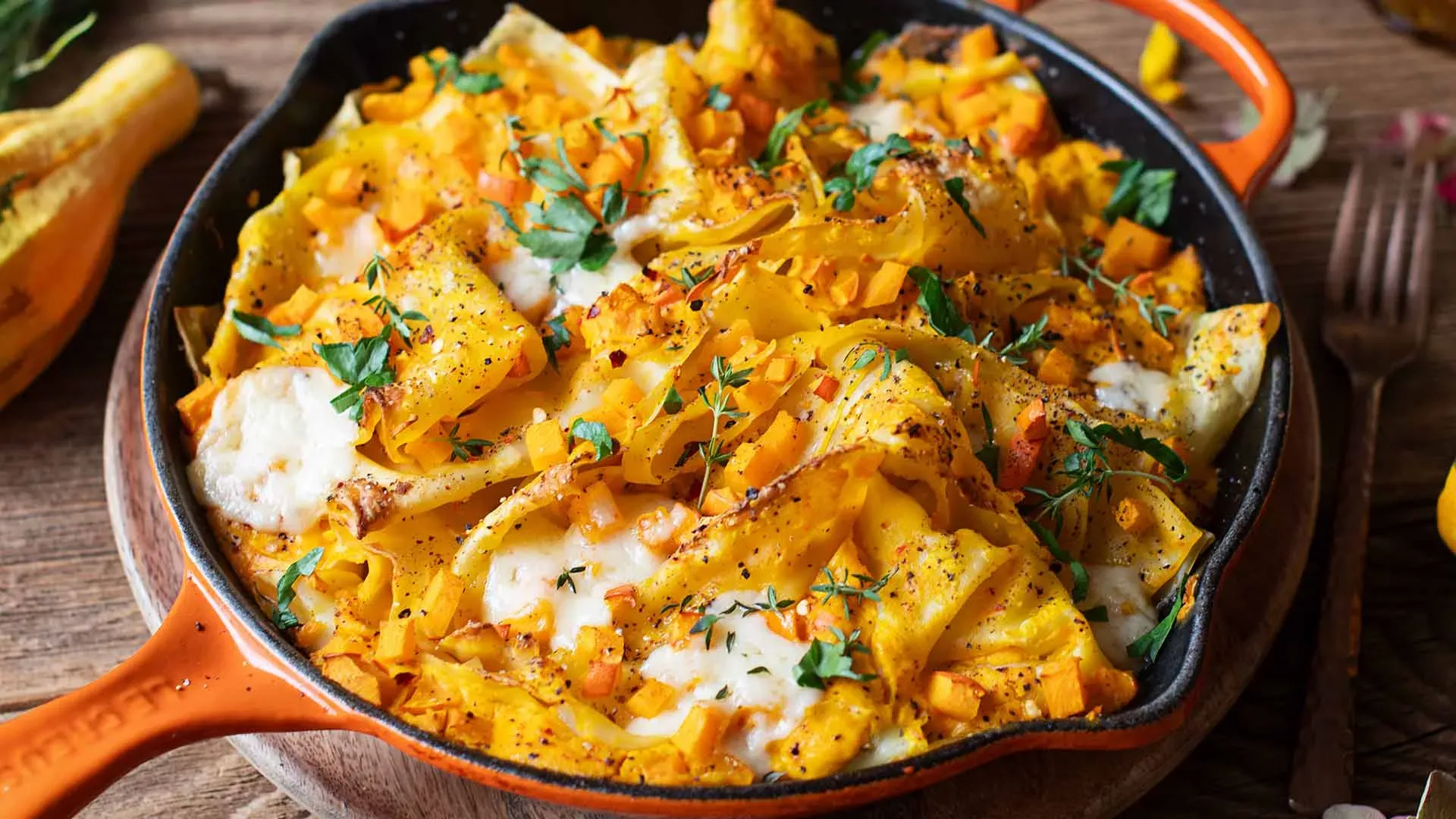 Kürbislasagne mit Recheis Lasagne und Kräutern in einer gusseisernen Pfanne