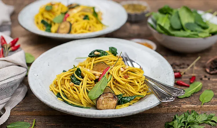 Kurkuma Spaghetti mit Spinat & Pesto