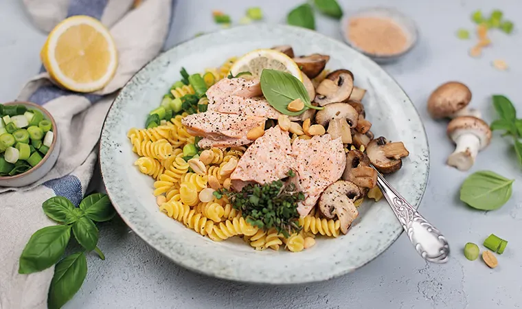 Lachs-Nudel Bowl mit Champignons