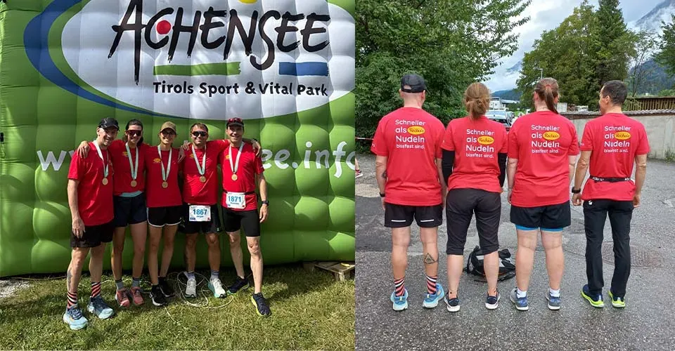 Fünf Personen in roten Recheis-Shirts mit Medaillen bei einem Laufevent vor Achensee-Werbung, daneben die Rückseite der Shirts