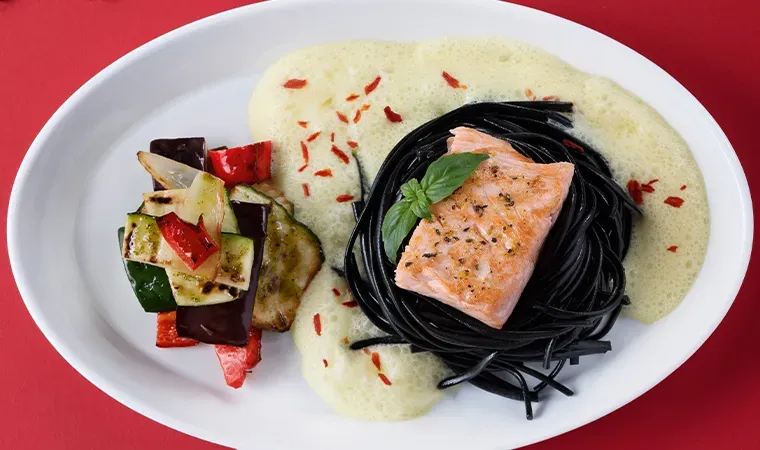 Linguine Nero mit andalusischem Grillgemüse und Zitronen-Pfeffer-Lachs